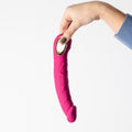 Vibrador Realistico Magnus Rosa com cabo USB, ideal para carregar rapidamente e usar sem interrupções.