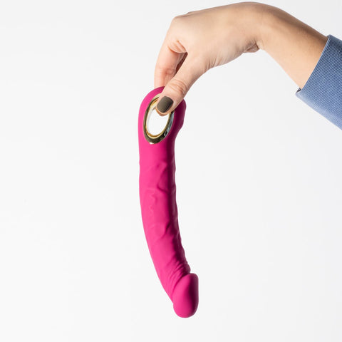 Vibrador Realistico Magnus Rosa com cabo USB, ideal para carregar rapidamente e usar sem interrupções.