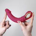 Vibrador Realistico Magnus Rosa em ambiente de relaxamento, ideal para momentos de prazer pessoal.
