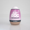 Detalhe da limpeza do Ovo Masturbador Ezy EGG The Skilled, essencial para manter a durabilidade do produto.