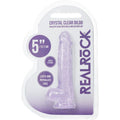 Dildo RealRock Realista Roxo com Testículos em foco, evidenciando a textura e detalhes que proporcionam uma experiência autêntica.