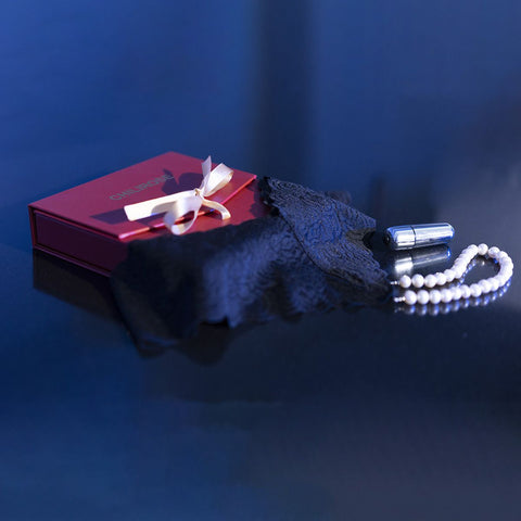 Vista lateral da Cueca de Pérolas Tailandesas com Bala Vibratória, evidenciando a corrente de pérolas e o potencial de estimulação íntima.