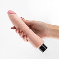Vibrador Super Realistico SkinSense CasaNova, destaque para a sua glande protuberante e veias salientes.