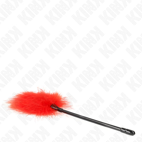 Close-up das Plumas KINK Vermelhas de 27 cm, mostrando a textura exuberante e a cor intensa.