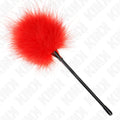 Conjunto de Plumas KINK Vermelhas de 27 cm em uso, complementando um traje festivo.