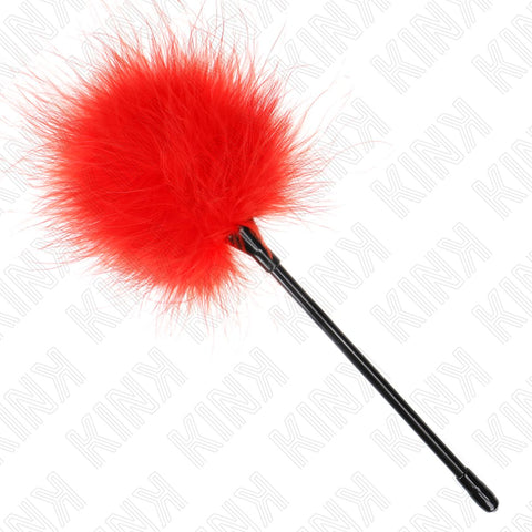 Conjunto de Plumas KINK Vermelhas de 27 cm em uso, complementando um traje festivo.