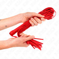 Chicote Vermelho KINK 70cm, projetado para oferecer precisão e elegância, ideal para todas as experiências, desde suaves carícias até intensas palmadas.
