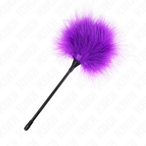 Modelo utilizando Plumas KINK Roxo 27 cm em um evento social, mostrando a versatilidade e estilo que elas proporcionam.