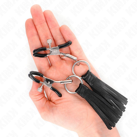 Pinças de Mamilo de Couro 6cm KINK em ambiente sedutor, destacando sua qualidade e segurança para uma experiência BDSM inesquecível.