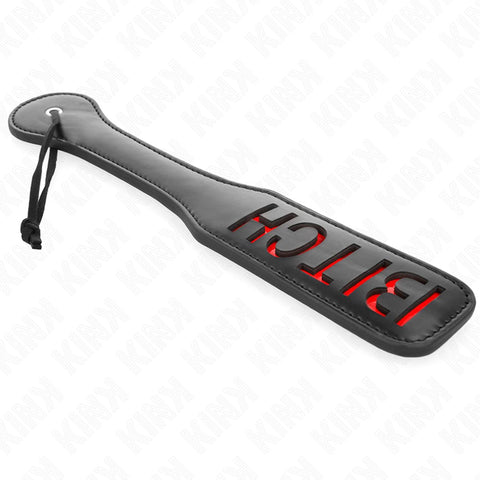 Paddle KINK BITCH Preto e Vermelho com medidas de 32 cm x 6 cm, ideal para sessões de BDSM e práticas eróticas.