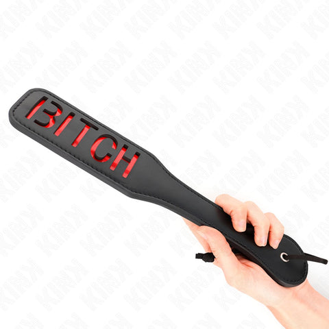 Detalhe do Paddle KINK BITCH Preto e Vermelho com design elegante, perfeito para apimentar suas experiências sexuais.