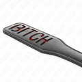 Acessório de prazer Paddle KINK BITCH com cor vibrante preto e vermelho, complemento ideal para jogos eróticos.