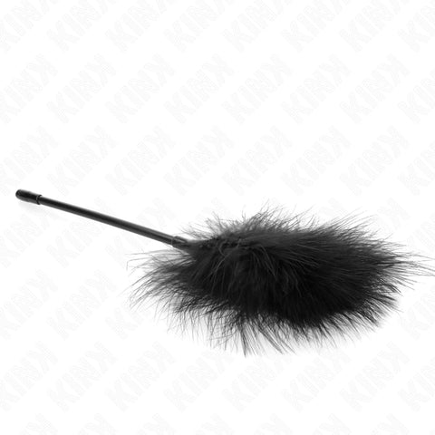 Design moderno das Plumas KINK Preto 27 cm, que garante sofisticação e estilo vibrante em momentos especiais.