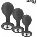 Visão detalhada do Kit Anal 3 Plugs com Jóia da Addicted Toys, destacando os três tamanhos e a beleza do design esférico.